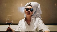 Nah yang ini bukan makanan atau minuman Jepang, Wendy berpose sambil menggenggam segelas wine. Ia mengenakan kacamata hitam dan bergaya di dalam bath tub. Wah mau mandi atau mau minum nih? Foto: instagram @wendywalters