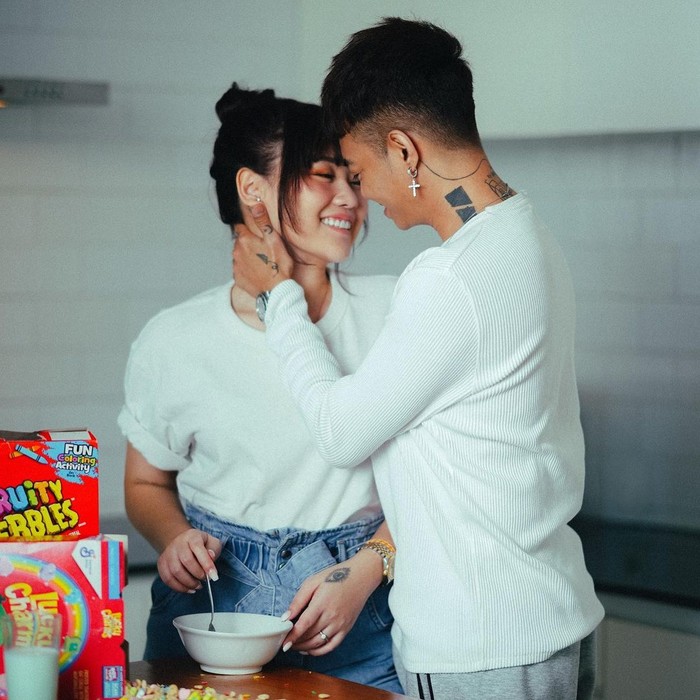 Asyiknya Reza Arap dan Wendy Walters Saat Makan Nasi Uduk dan Sereal