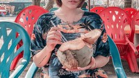 Saat sendiri pun Wendy sering memperlihatkan aksi seru makan-makannya. Ia tampak sangat doyan menikmati kelapa muda alami yang masih dalam batoknya. Sluurrp! Foto: instagram @wendywalters