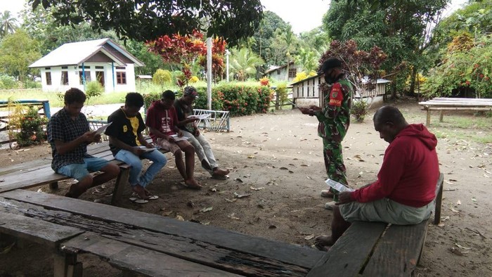 Babinsa Koramil 1712-07/Pantai Barat Serda Agustinus Tusadin ajak pemuda di Distrik Sarmi, Papua masuk TNI AD.