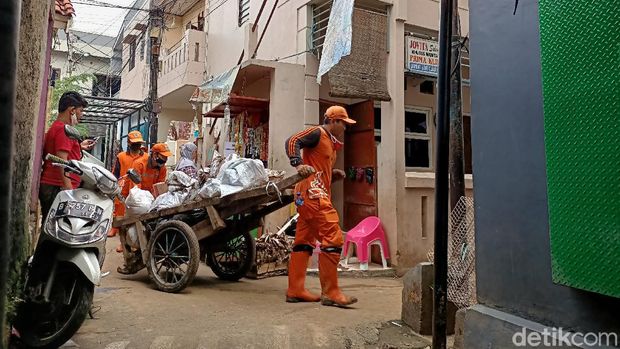 Banjir Kampung Melayu surut, warga kembali beraktivitas (Karin/detikcom)