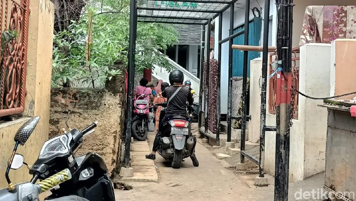 Banjir Kampung Melayu surut, warga kembali beraktivitas (Karin/detikcom)