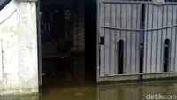 Menurut Mulyiantono hampir setiap tahun sekali terjadi banjir di wilayahnya. Meski sejumlah warga sudah meninggikan lantai rumah, banjir tetap masuk ke dalam. Ia pun berharap banjir segera surut dan ke depan tidak terjadi lagi.