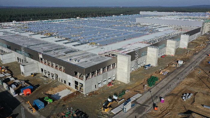 Bantu Tingkatkan Perekonomian, Begini Progres Pabrik Raksasa Tesla di Jerman Timur GRUENHEIDE, GERMANY - FEBRUARY 21: In this aerial view from a drone, the construction site of the Tesla Gigafactory Berlin-Brandenburg stands on February 21, 2021 near Gruenheide, Germany. The factory, Tesla's fourth worldwide, is scheduled to begin producing the Tesla Y electric car in July, 2021, with production of the Tesla 3 to begin thereafter. (Photo by Sean Gallup/Getty Images)
