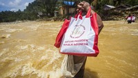 Pada kesempatan itu, Presiden menyalurkan ribuan paket sembako untuk membantu meringankan warga yang terdampak bencana. 