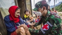 Bekerja sama dengan pemadam kebakaran, BPBD, TNI dan Polri, mereka bertekad menembus akses ke sana. Para relawan menempuh delapan jam berjalan kaki melewati medan terjal, kehujanan, kedinginan, bahkan harus menorobos jalan berlumpur sangat tebal. 