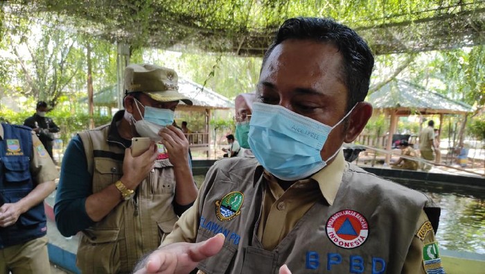 Bupati Bekasi Eka Supria Atmaja meninjau lokasi banjir di Pebayuran, Kabupaten Bekasi, Senin (22/2/2021).