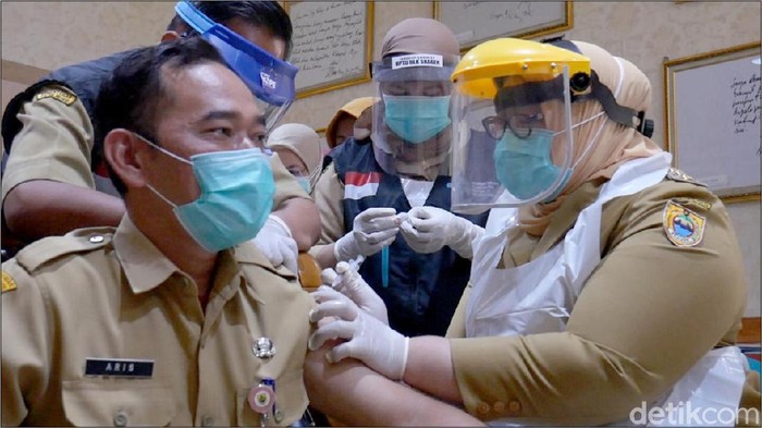 Bupati Sragen, Kusdinar Untung Yuni Sukowati, turut menjadi vaksinator bagi para pejabat di lingkungan Pemerintah Kabpaten (Pemkab) Sragen, Senin (22/2/2021).