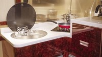 Sebagai motorhome, bus mewah ini dilengkapi dengan dapur. Di dapur terdapat microwave, kulkas, kompor, kitchenhood, coffee maker, sink cuci piring, serta rak piring, gelas dan sendok. Foto: Dok. BAV Luxury Auto Design