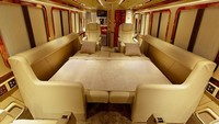 Di bagian tengah terda[at soffa electric genuine leather yang bisa multifungsi menjadi sofa bed yang nyaman serta jok electric genuine leather dengan masssage. Sebagai sarana hiburan, bus ini dibekali Smart LED TV 32” motorized dengan karaoke entertainment system, front camera, digital tunner dan wifi. Juga untuk penunjang kenyamanan, ada double AC Denso dan AC split Daikin 2PK yang biasa digunakan di rumah. Foto: Dok. BAV Luxury Auto Design