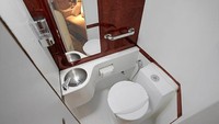 Toiletnya pun dibuat dengan nuansa mewah. Dilengkapi tangki air, kloset, sink, jet washer, dan cermin. Foto: Dok. BAV Luxury Auto Design