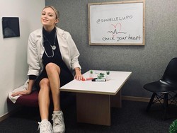 8 Penampilan Kontras Model Playboy Saat Jadi Model vs Tenaga Medis Covid-19