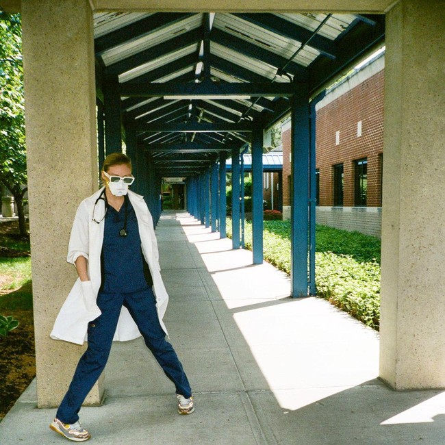 Dia melepas pakaian seksi yang biasa dilakukan untuk pemotretan menjadi pakaian medis. Seringnya menggunakan  APD, masker berlapis, dan kacamata besar. Foto: Instagram