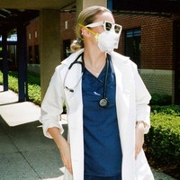 Sementara penampilannya tampak kontras dengan seragam medis. Foto: Instagram