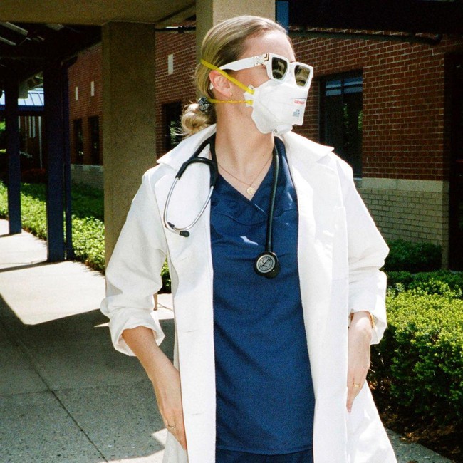 Sementara penampilannya tampak kontras dengan seragam medis. Foto: Instagram