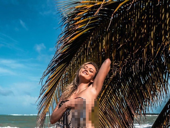 Inilah pemotretan seksi terakhir wanita 25 tahun itu. Tidak menggunakan busana, Danielle menutupi tubuhnya dengan selembar kain. Foto: dok. Instagram