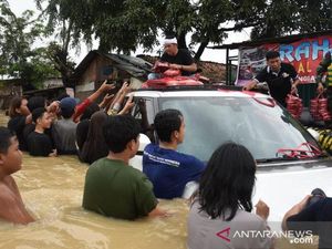 Jangan Kaget Lihat Pajak Mobil Mewah yang Dipakai Dedi Mulyadi Terabas Banjir