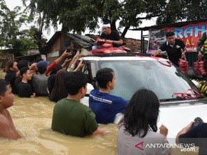 Dedi Mulyadi Naik Mobil Mewah Terobos Banjir Dalam, Nggak Mogok?