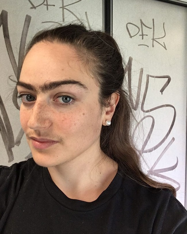 Eldina sampai pada titik dia menerima penampilannya apa adanya. Dengan kumis tipis dan alis nyambung seperti pria, wanita asal Denmark ini sudah biasa mendapatkan bully, bahkan diteriaki orang  tak dikenal di jalan.  Foto: Instagram/ @eldina_jaganjac