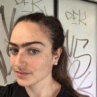 Eldina sampai pada titik dia menerima penampilannya apa adanya. Dengan kumis tipis dan alis nyambung seperti pria, wanita asal Denmark ini sudah biasa mendapatkan bully, bahkan diteriaki orang  tak dikenal di jalan.  Foto: Instagram/ @eldina_jaganjac