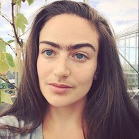 Menurutnya, jika pria bisa tidak mencukur kumis dan mencabut alis, mengapa kondisi tersebut juga tidak bisa dilakukan oleh seorang wanita.  Foto: Instagram/ @eldina_jaganjac