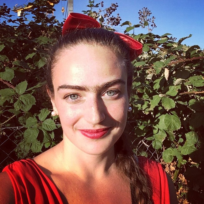 Pada awalnya pun, Eldina mengikuti standar kecantikan dengan mencukur kumis dan merapikan alisnya. Namun, dia semakin sadar bahwa perlu untuk lebih mencintai dirinya apa adanya dengan menerima kondisi naturalnya. Foto: Instagram/ @eldina_jaganjac