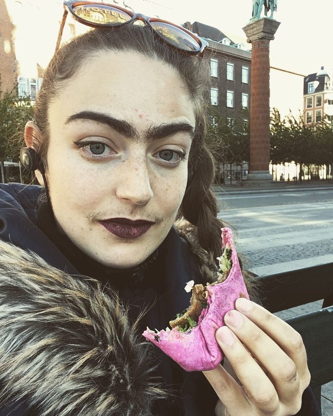 Inilah penampilan Eldina dengan kumis dan alis nyambungnya. Eldina kini sudah tidak peduli dengan standar kecantikan masyarakat, di mana wanita dianggap perlu menghilangkan bulu-bulu tubuhnya.  Foto: Instagram/ @eldina_jaganjac