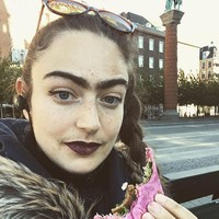 Inilah penampilan Eldina dengan kumis dan alis nyambungnya. Eldina kini sudah tidak peduli dengan standar kecantikan masyarakat, di mana wanita dianggap perlu menghilangkan bulu-bulu tubuhnya.  Foto: Instagram/ @eldina_jaganjac