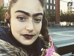 Foto: Wanita Kumisan & Alis Nyambung Seperti Pria yang Sering Diteriaki Orang