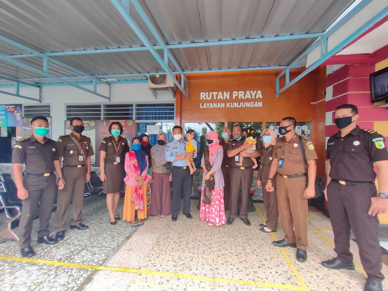Empat ibu-ibu yang ditahan bersama anaknya ditangguhkan penahanannya (dok Kejati NTB)