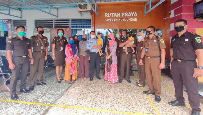 Empat ibu-ibu yang ditahan bersama anaknya ditangguhkan penahanannya (dok Kejati NTB)