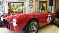 Dikutip dari situs resmi Ferrari, Ferrari 250 Testa Rossa 1957 merupakan mobil khusus balap yang memulai debutnya di ajang balap ketahanan Le Mans 24 Hours di Prancis, pada 1957. Selang setahun, mobil ini memenangi kejuaraan dunia pada tahun 1958. Foto: Luthfi Anshori/detikOto