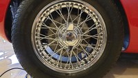 Secara spesifikasi, Ferrari 250 Testa Rossa 1957, menggendong mesin V12, berkapasitas 2.953 cc, dengan daya output maksimum 221 kW atau 300 dk pada 7.200 rpm. Soal performa, mobil ini bisa meraih kecepatan maksimum 270 km/jam. Cukup kencang untuk mobil yang terbuat dari sasis baja dan memiliki berat total hingga 800 kg (bobot kering). Foto: Luthfi Anshori/detikOto