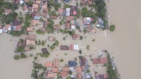Jebolnya tanggul Sungai Citarum juga menyebabkan ribuan rumah warga di kawasan Kabupaten Bekasi terendam banjir. Tak hanya merusak rumah, ribuan warga yang terdampak banjir pun dievakuasi. Pangdam Jaya Mayjen TNI Dudung Abdurrachman mengatakan tenda pengungsian disebar di banyak titik untuk mengantisipasi penyebaran COVID-19. ANTARA FOTO/Fakhri Hermansyah.