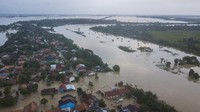Dilansir dari Antara, banjir juga menyebabkan lima desa terisolir selama tiga hari.
