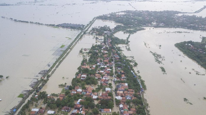 Jebolnya tanggul Sungai Citarum menyebabkan sejumlah kawasan di Kabupaten Bekasi terendam banjir. Berikut penampakannya.
