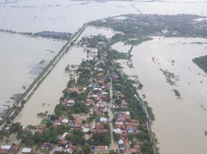 Nekat! Korban Banjir Bertahan di Dekat Tanggul Sungai Citarum