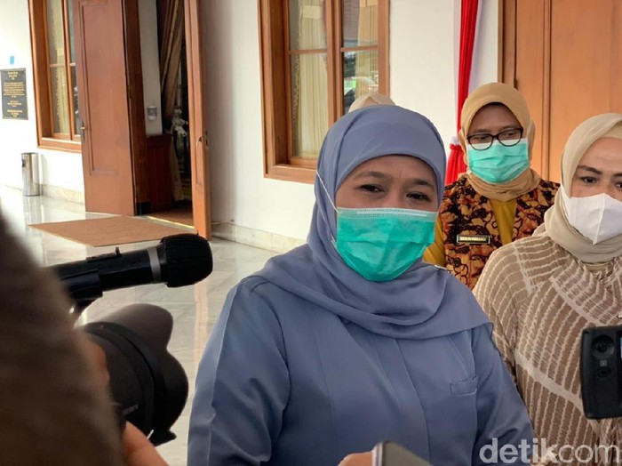 Gubernur Jatim Khofifah Indar Parawansa memastikan PPKM Mikro diperpanjang di seluruh kabupaten/kota. Ia menilai PPKM Mikro jilid 1 efektif