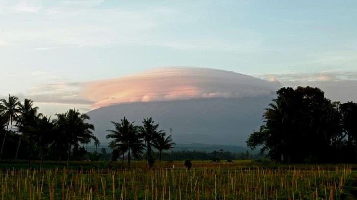 Puncak Gunung Raung sempat tertutup awan Lenticularis. Awan itu menbuat gunung setinggi 3.332 mdpl tersebut tampak seperti bertopi.