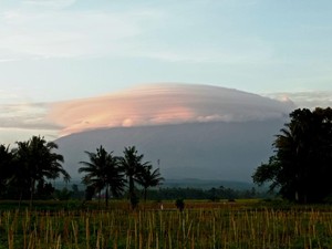 Ketika Puncak Gunung Raung Bertopi Awan