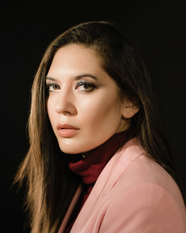 Memiliki wajah kebule-bulean, siapa sangka jika Hannah Al Rashid juga memiliki darah keturunan Bugis dalam dirinya. Darah keturunan Bugis itu didapatkan Hannah dari sang ayah. Sedangkan ibunya berasal dari negara Prancis. Sebelum pindah ke Indonesia, Hannah sempat tinggal di London. Foto: Instagram @hannahalrashid