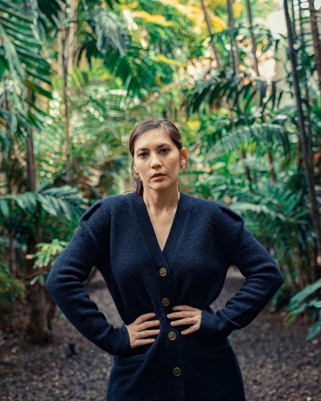 Mungkin tak banyak yang tahu jika artis cantik Hannah Al Rashid juga merupakan warga negara asing (WNA). Hingga saat ini Hannah sendiri masih berstatus sebagai warga negara Inggris. Hannah sendiri diketahui memiliki darah blasteran Bugis dan Perancis. Namun ia lahir dan besar di London. Foto: Instagram @hannahalrashid