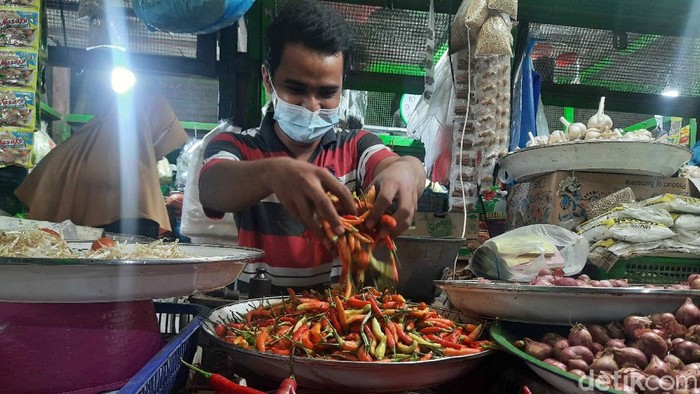 Harga cabai di sejumlah pasar di Surabaya mengalami kenaikan. Pedagang menduga, naiknya harga cabai karena daerah pemasok dilanda bencana.