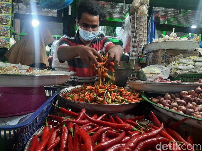 Harga cabai di sejumlah pasar di Surabaya mengalami kenaikan. Pedagang menduga, naiknya harga cabai karena daerah pemasok dilanda bencana.