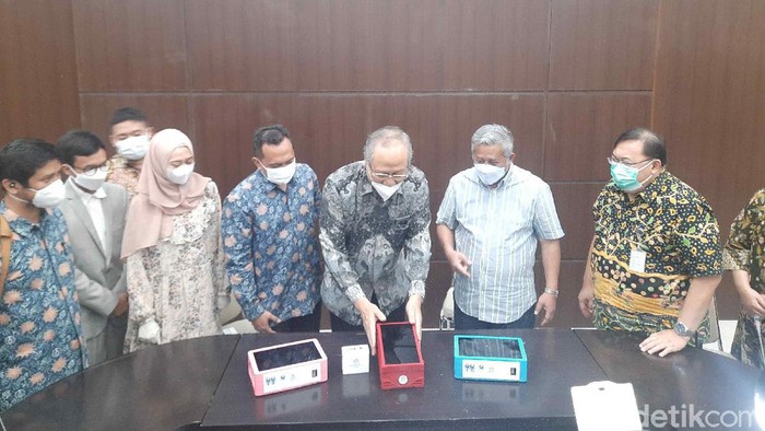 Alat tes COVID-19 lewat keringat ketiak diuji profile di RS Islam Surabaya. Alat i-nose c-19 itu buatan guru besar Institut Teknologi Sepuluh November (ITS) Prof Drs Ec Ir Riyanarto Sarno MSc PhD.