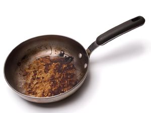 9 Cara Membersihkan Panci Gosong Paling Ampuh, Pakai Garam-Cuka