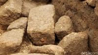 Dilihat dari ukuran batu paras sebesar itu, menurut sesepuh Desa Sapi Kerep, tidak ada batu paras sebesar di situs ditemukan, sepertinya situs seperti tempat pembakaran mayat atau makam orang di jaman Kerajaan Singosari, semoga dengan ditemukan situs ini, untuk mengungkap asal usul Suku Tengger, dan menambah destinasi wisata lereng Gunung Bromo.