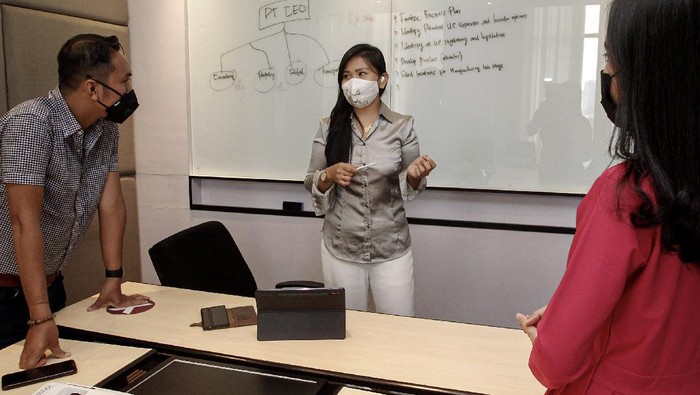 Ini Sosok CEO Wanita Indonesia yang Pimpin Konsultan di 7 Negara Pusat Prestasi Indonesia beri sejumlah penghargaan pada Lydia Novrien Singal. Lydia diketahui merupakan Founder dan Chief Executive Officer dari CEO Consulting.