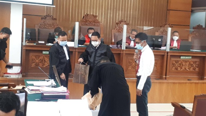 Jaksa tunjukan kaleng terbakar ke saksi sidang kebakaran Kejagung