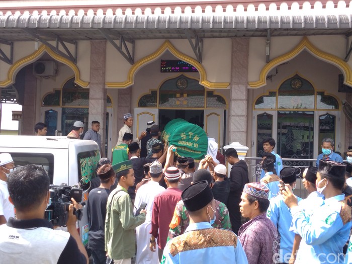 Jenazah korban tewas dalam kecelakaan bus vs Avanza di Sumut disalatkan.